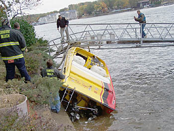 012907_boat_crash_lake_ozark_02